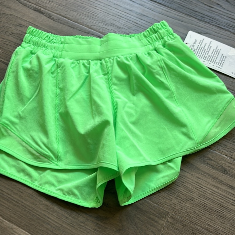 🍋Lululemon🍋 | Hotty Hot Low-Rise Lined Short 4" in pistachio - Picture 6 of 10